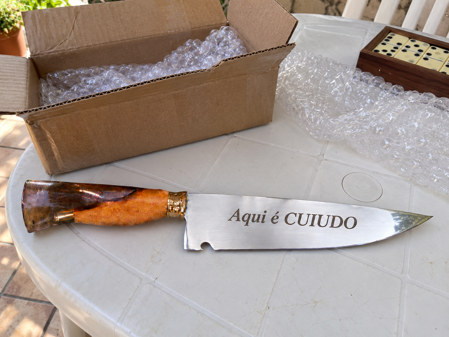 Cena fictícia 05: faca personalizada recém-desembalada, imagem gerada por IA