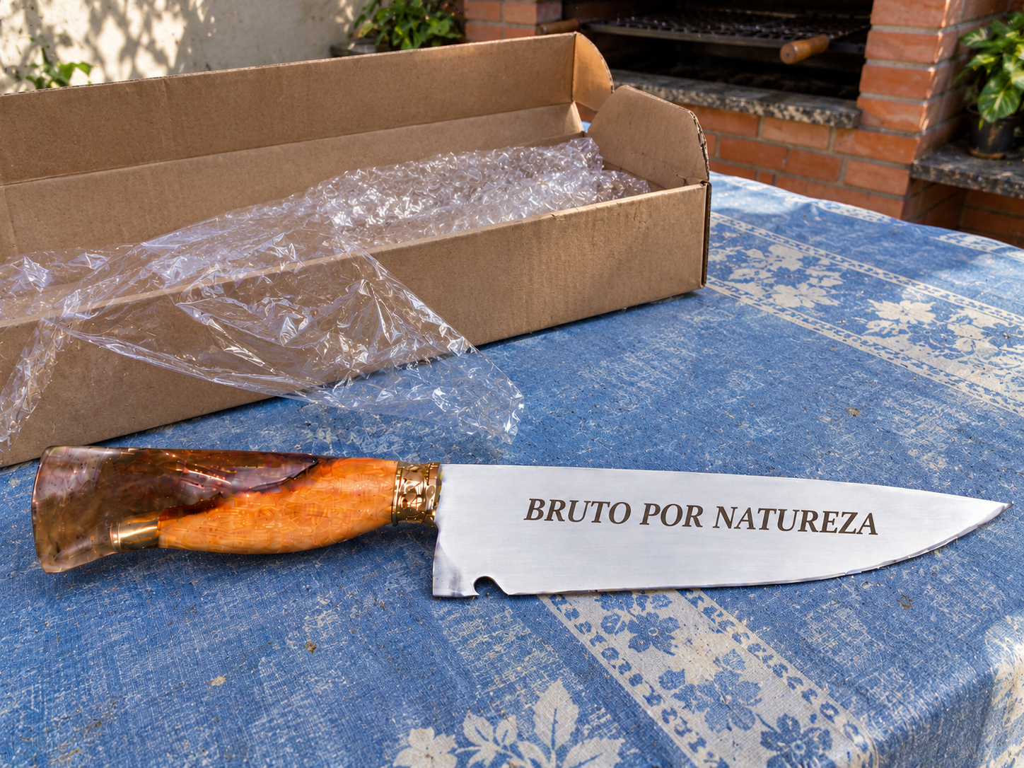 Cena fictícia 08: faca personalizada recém-desembalada, imagem gerada por IA