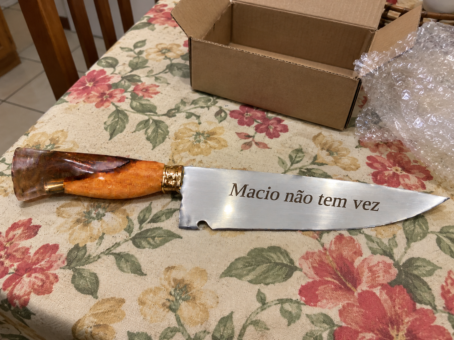 Cena fictícia 11: faca personalizada recém-desembalada, imagem gerada por IA